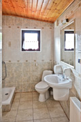 Obszerna łazienka, prysznic, sufit w listwach drewnianych